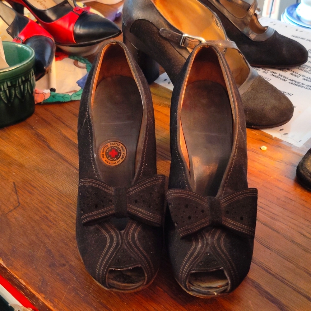 Vintage 1940s black suede peep toe pumps, size 6